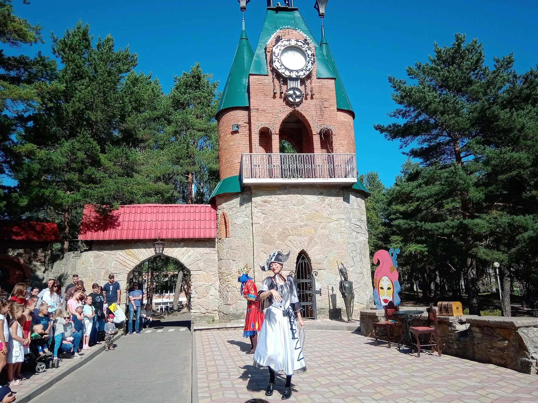 Башня и площадь Андерсенграда в Сосновом Бору. Архивная фотография, 2019 год.