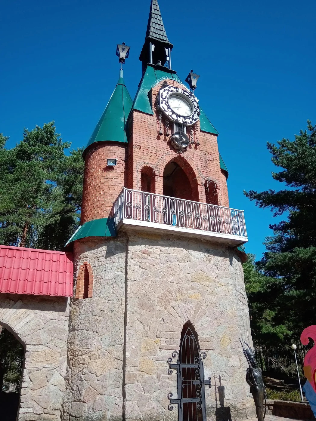 Кирпичная башня с часами в Андерсенграде, Сосновый Бор
